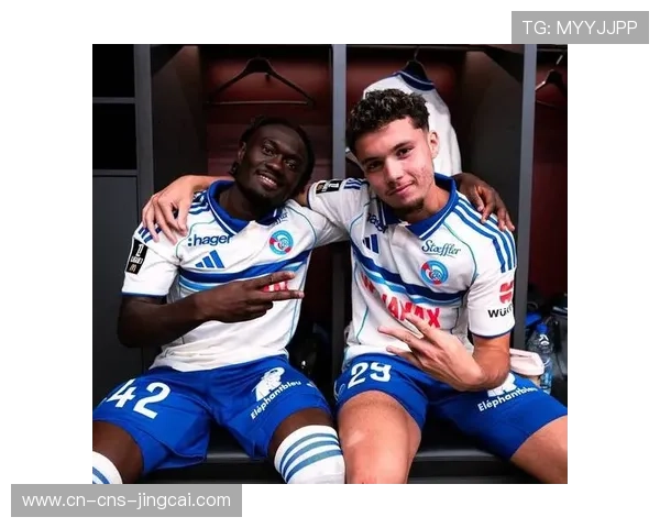 球迷文化观察:斯特拉斯堡主场烟火表演,赛前气氛热烈 球迷文化观察:斯特拉斯堡主场烟火表演,赛前气氛热烈